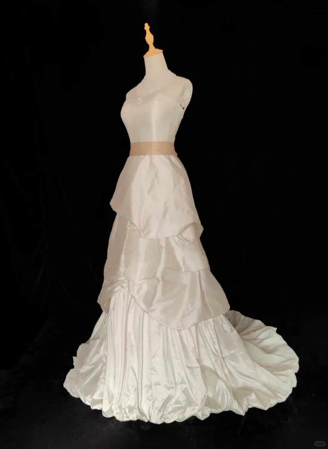 Robe de mariée élégante à plis et bretelles, coupe trapèze, D2524