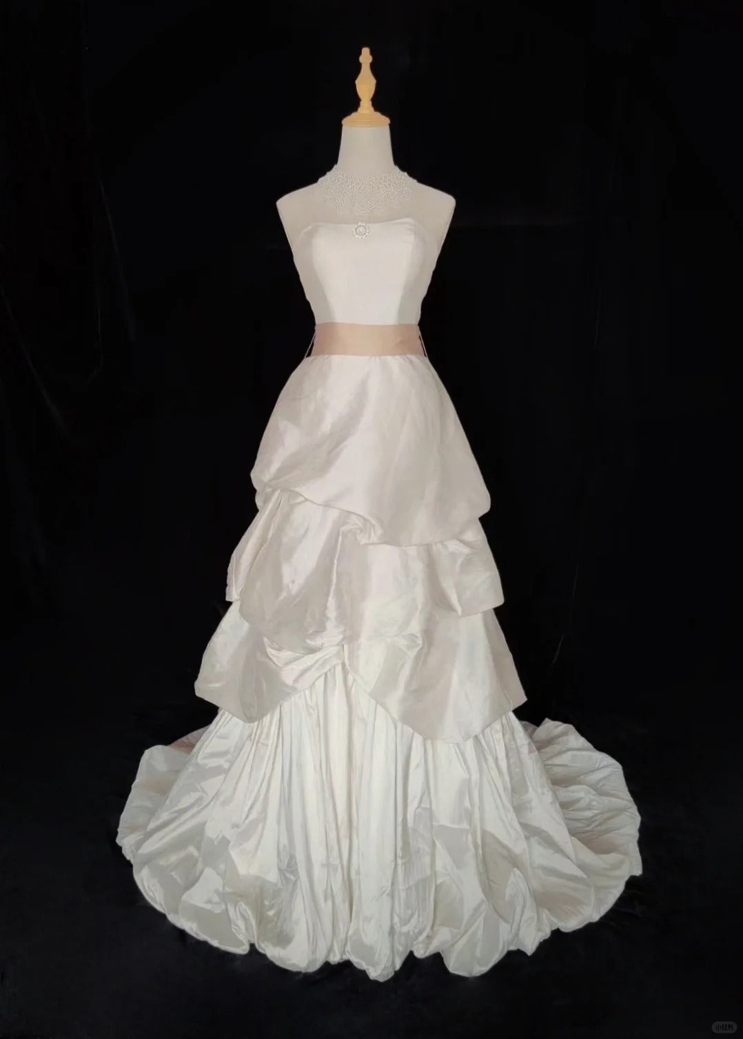 Robe de mariée élégante à plis et bretelles, coupe trapèze, D2524