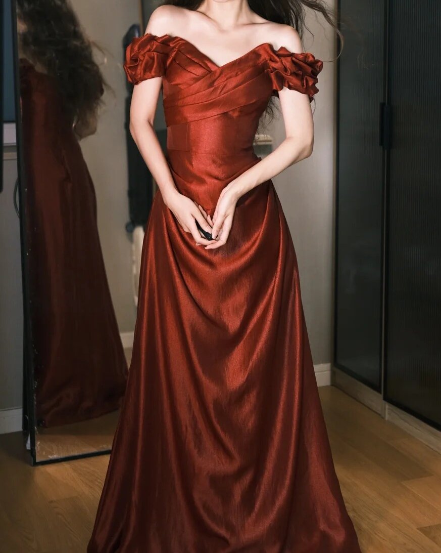 Jolie robe de bal rouge vin, col en V, plissée, robe de soirée, robe de gala D2555