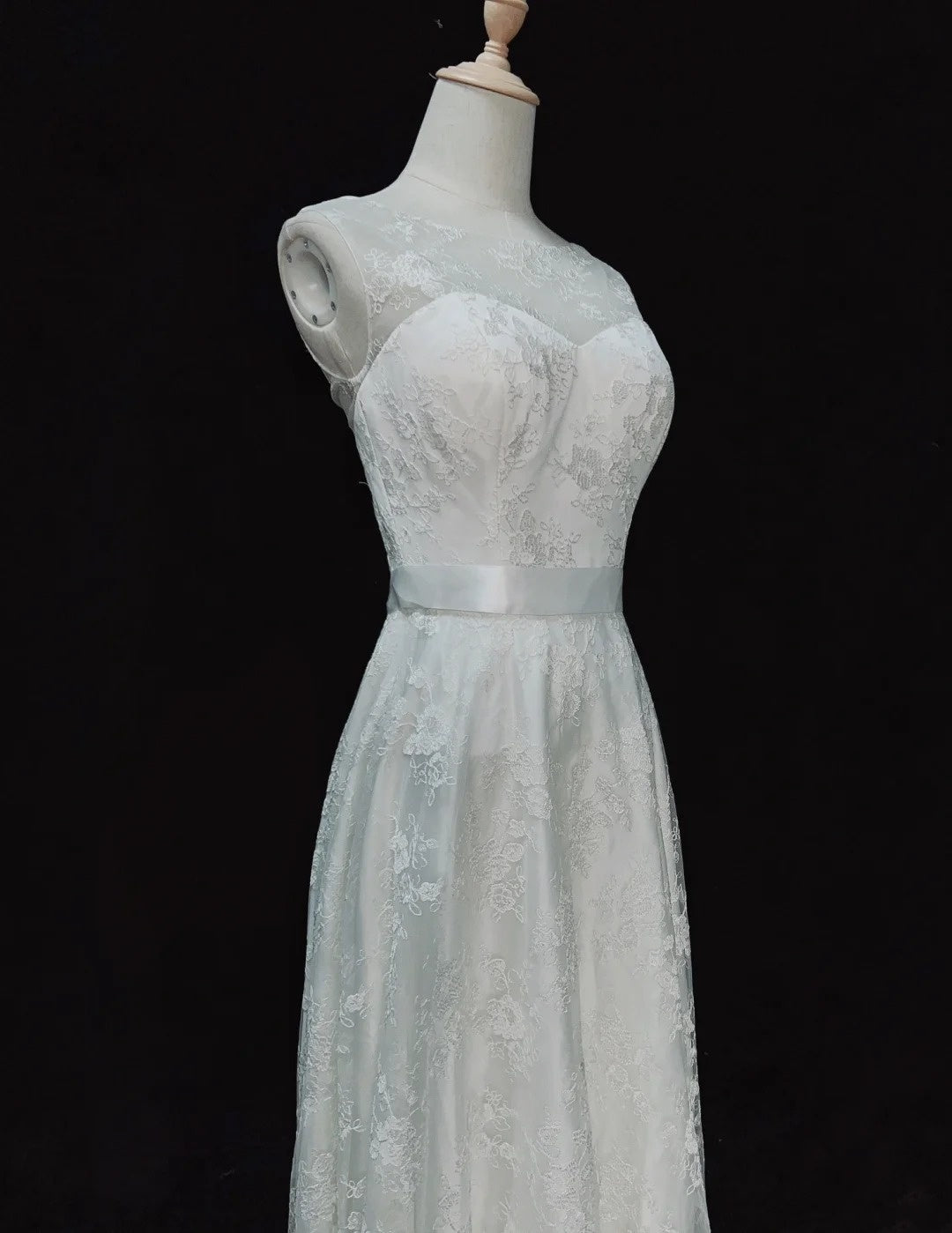 Robe de mariée élégante à col ras du cou et broderies D2896
