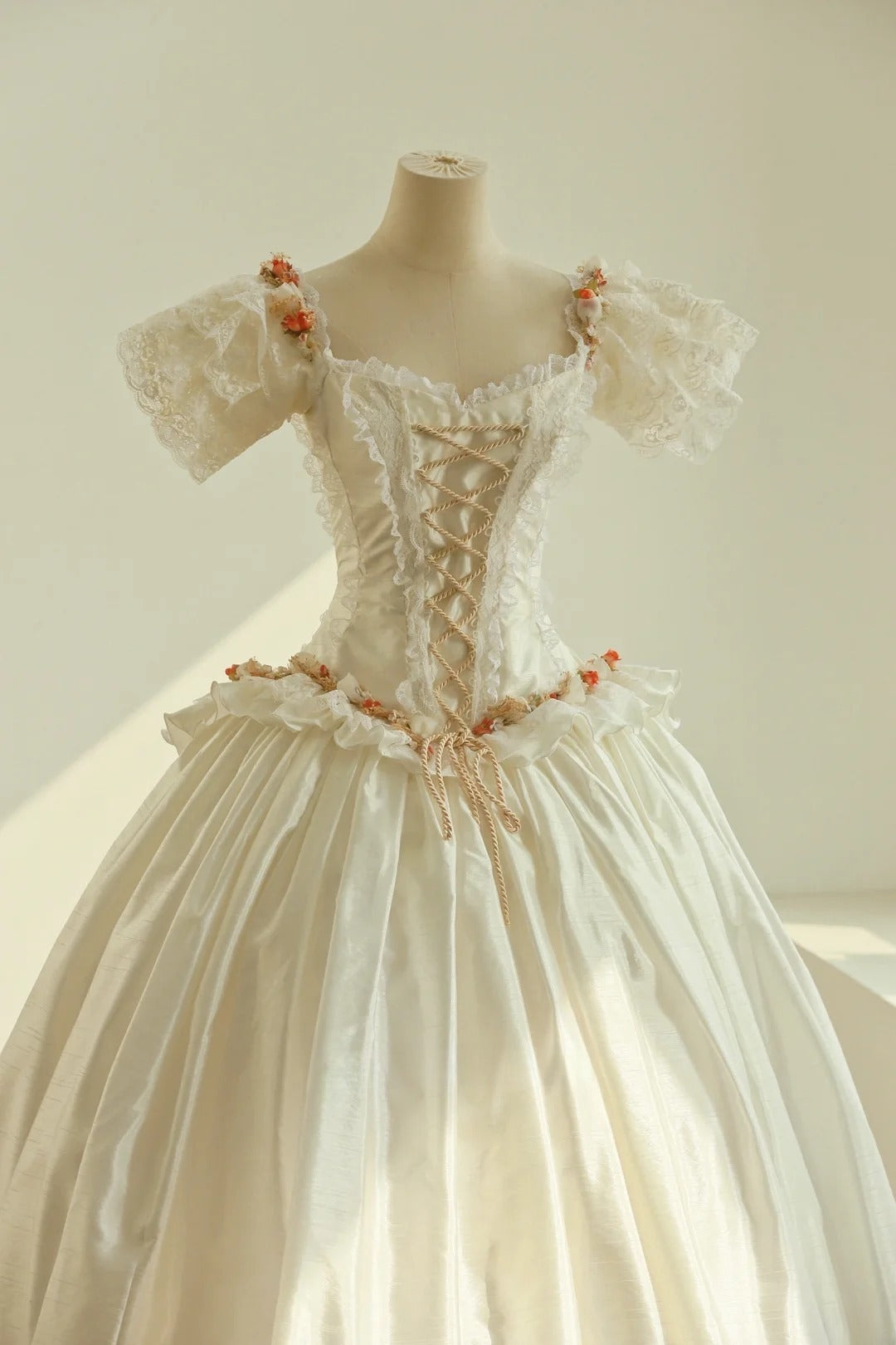 Robe de mariée élégante à col carré et volants en dentelle plissée D2998