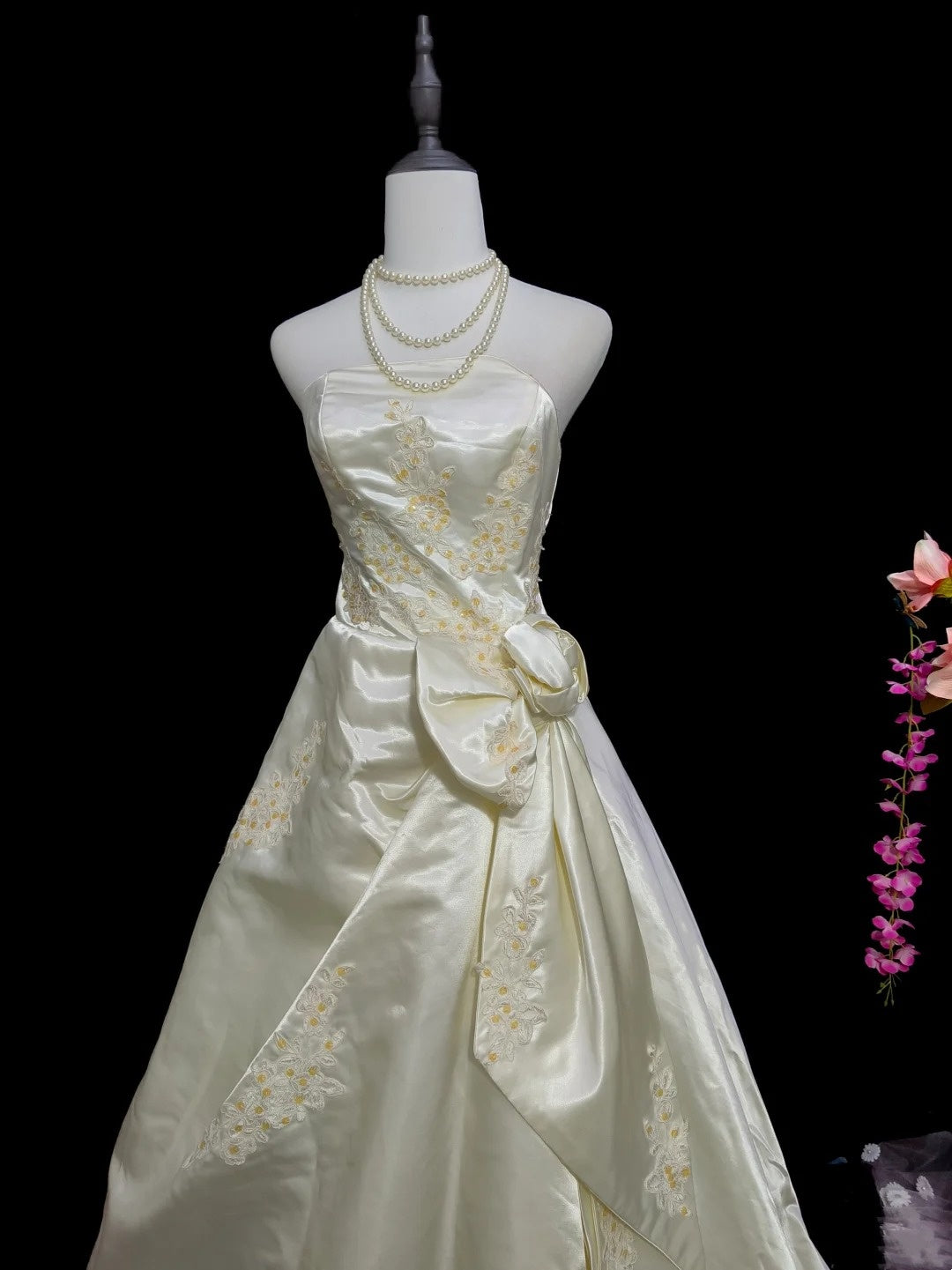 Elegantes trägerloses Brautkleid in A-Linie D3067