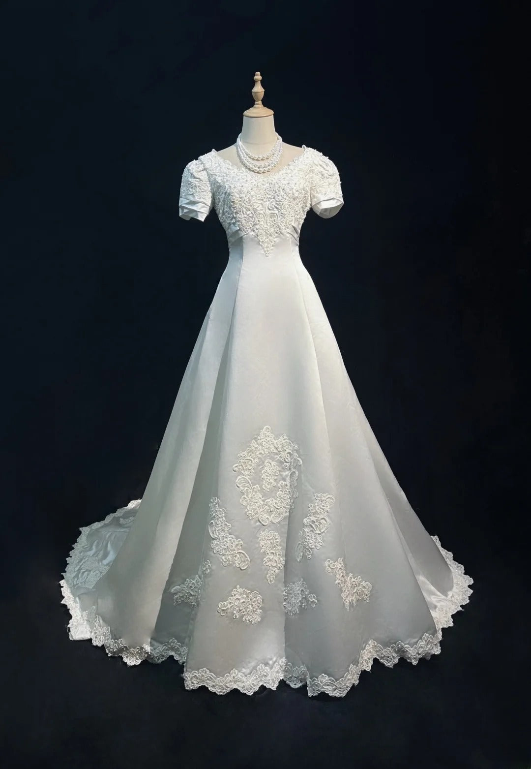 Elegantes weißes A-Linien-Brautkleid mit Rundhalsausschnitt D3094