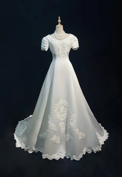 Elegantes weißes A-Linien-Brautkleid mit Rundhalsausschnitt D3094