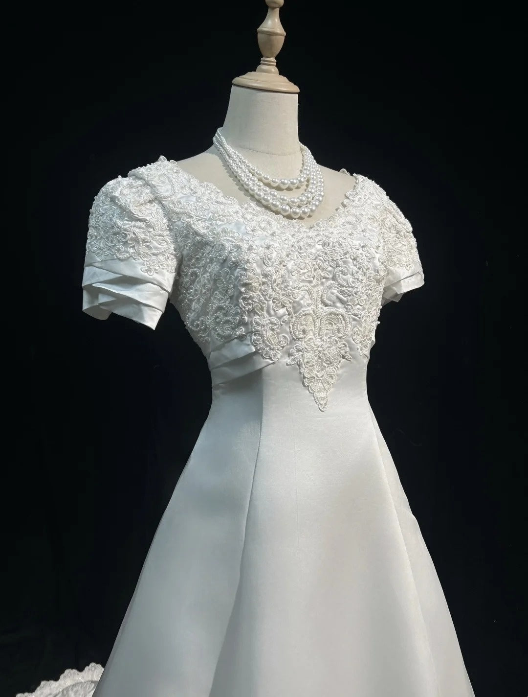Elegantes weißes A-Linien-Brautkleid mit Rundhalsausschnitt D3094