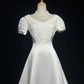 Elegantes weißes A-Linien-Brautkleid mit Rundhalsausschnitt D3094