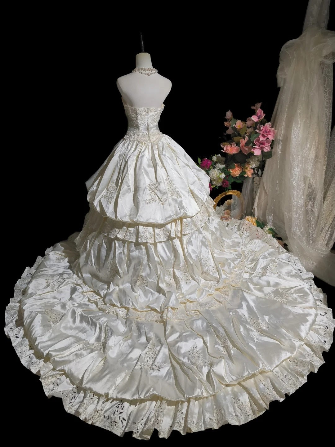 Vintage Strapless Pleated Tiered Wedding Dress  D3098