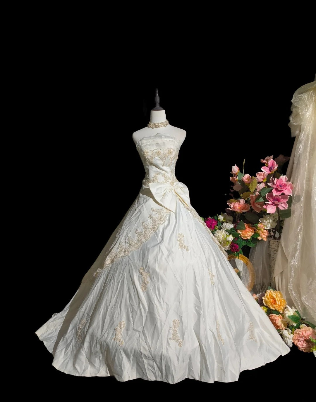 Retro trägerloses Brautkleid mit Rüschen und Schleife D3100