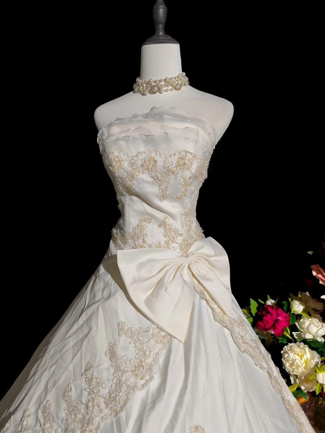 Retro trägerloses Brautkleid mit Rüschen und Schleife D3100