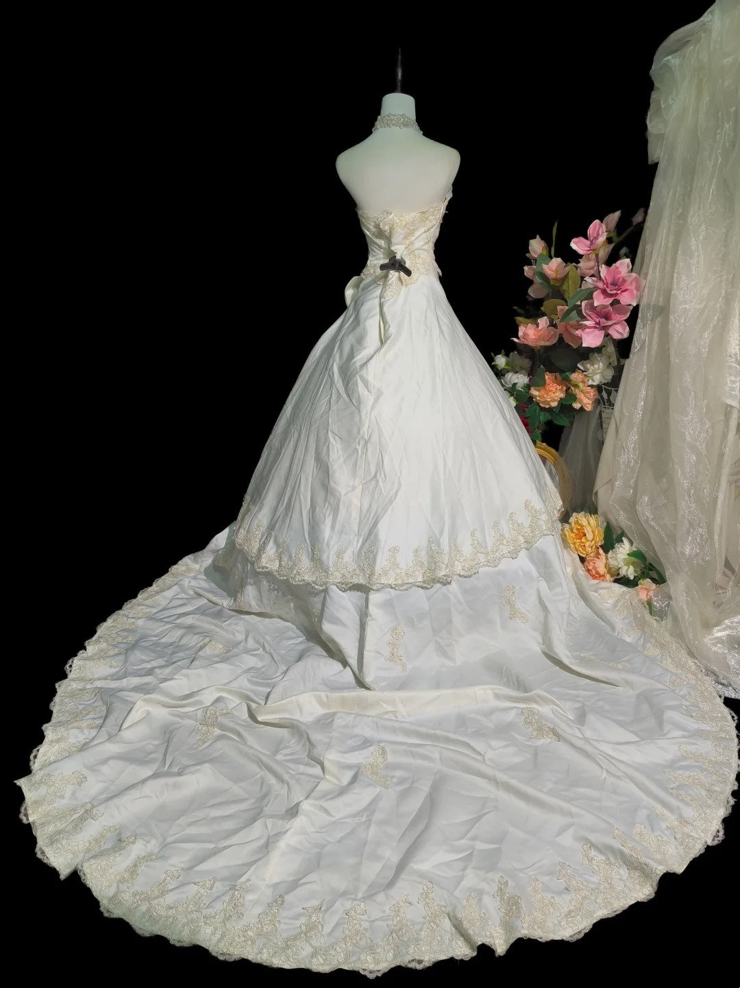 Retro trägerloses Brautkleid mit Rüschen und Schleife D3100