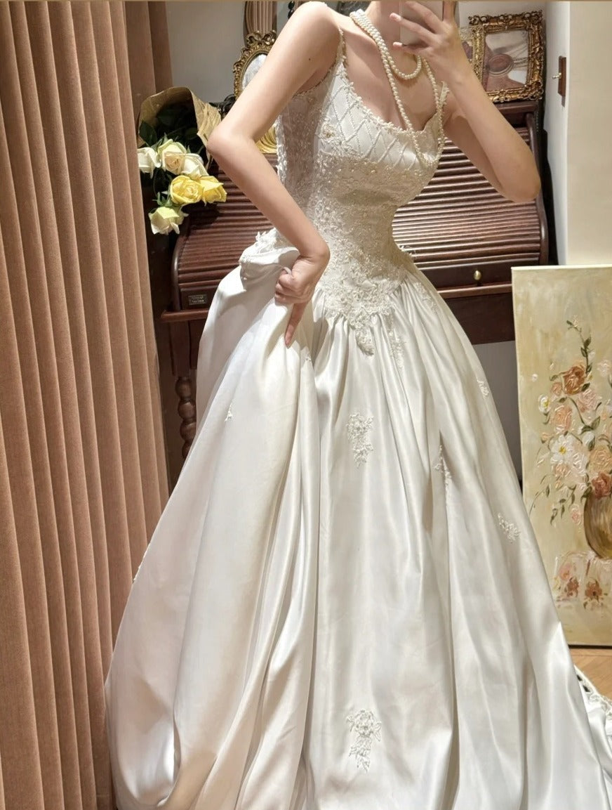 Elegantes Spaghettiträger Plissee Brautkleid D3123