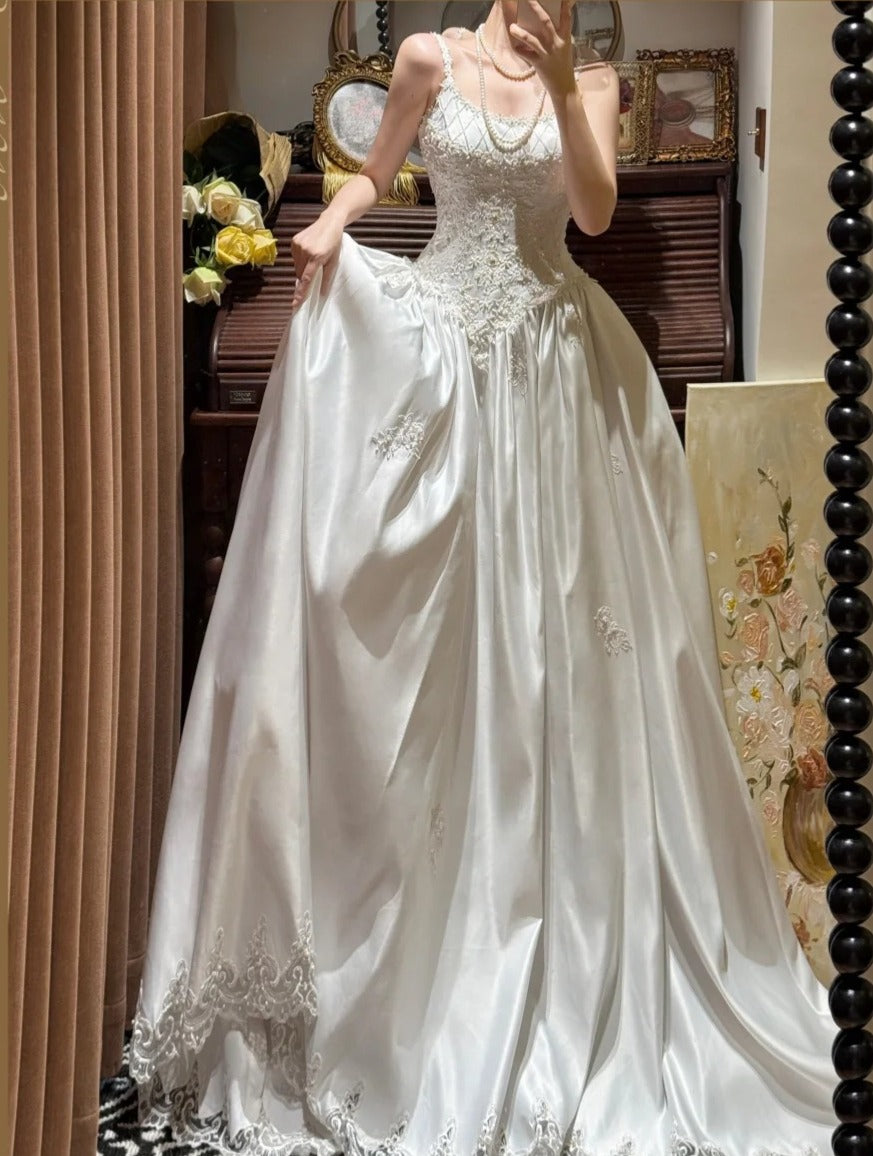 Elegantes Spaghettiträger Plissee Brautkleid D3123