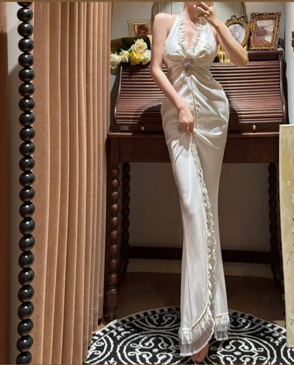 Elegantes Neckholder-Brautkleid mit Plissee und Schlitz D3124