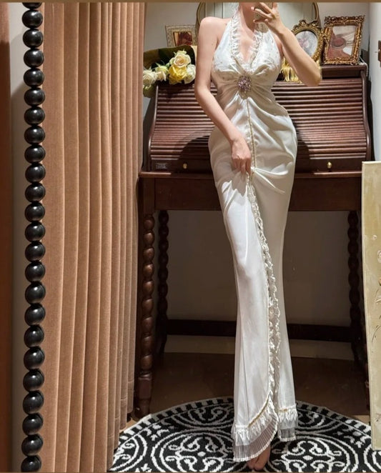 Elegantes Neckholder-Brautkleid mit Plissee und Schlitz D3124