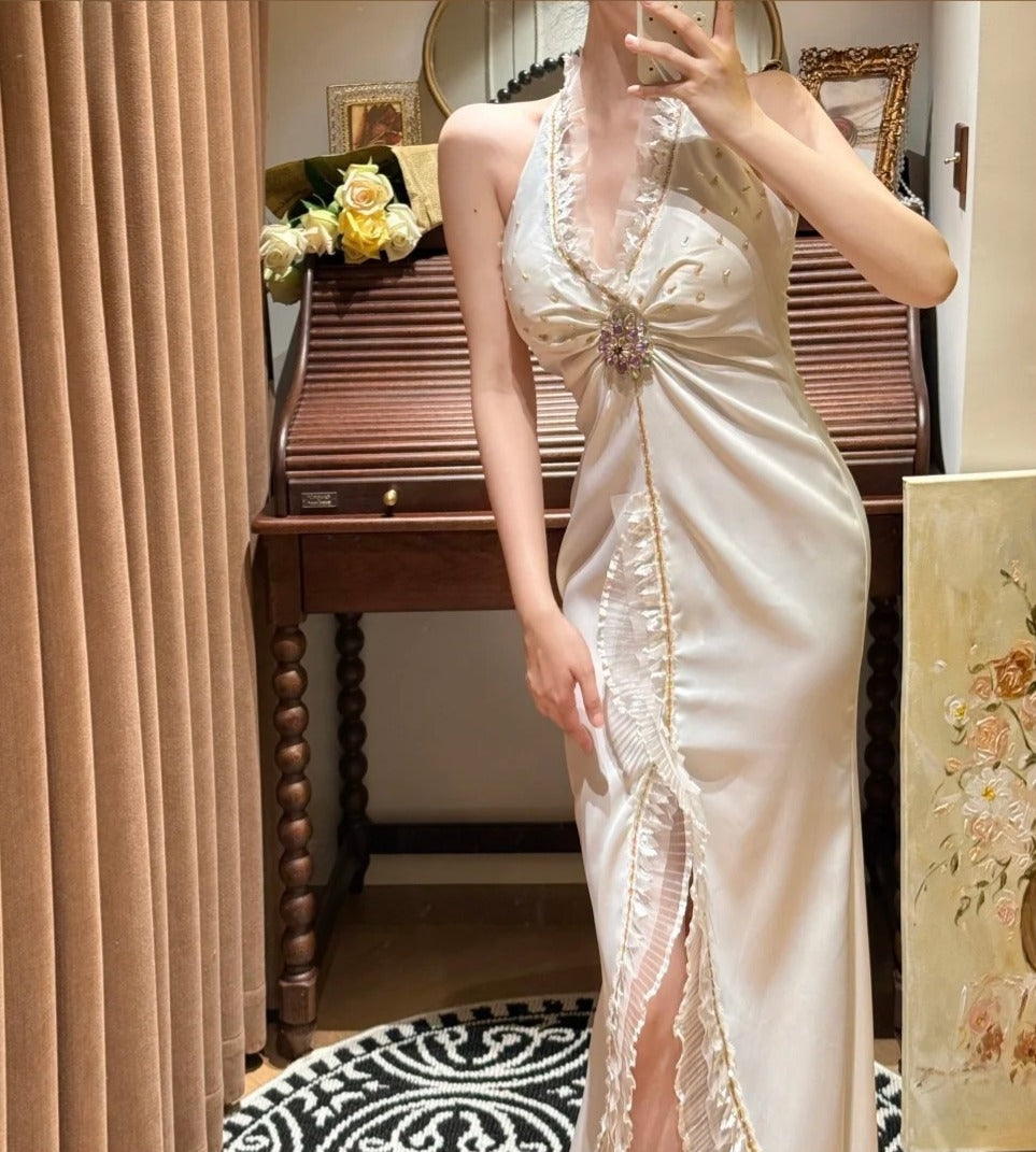 Elegantes Neckholder-Brautkleid mit Plissee und Schlitz D3124