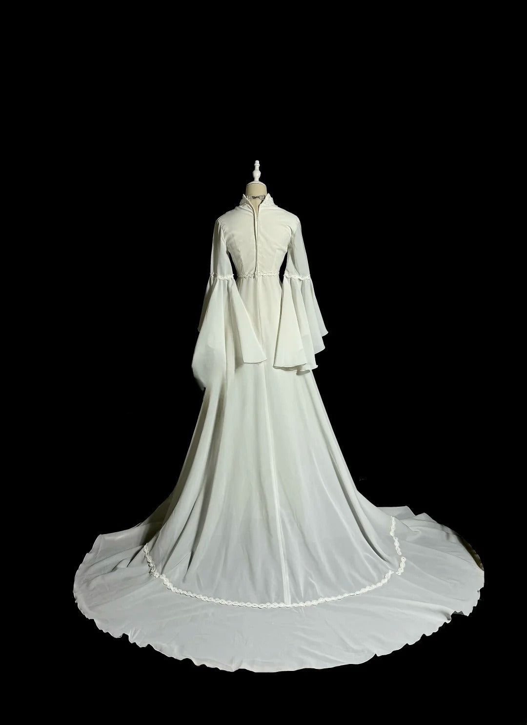 Robe de mariée élégante, coupe trapèze, col ras du cou, manches longues, D3181