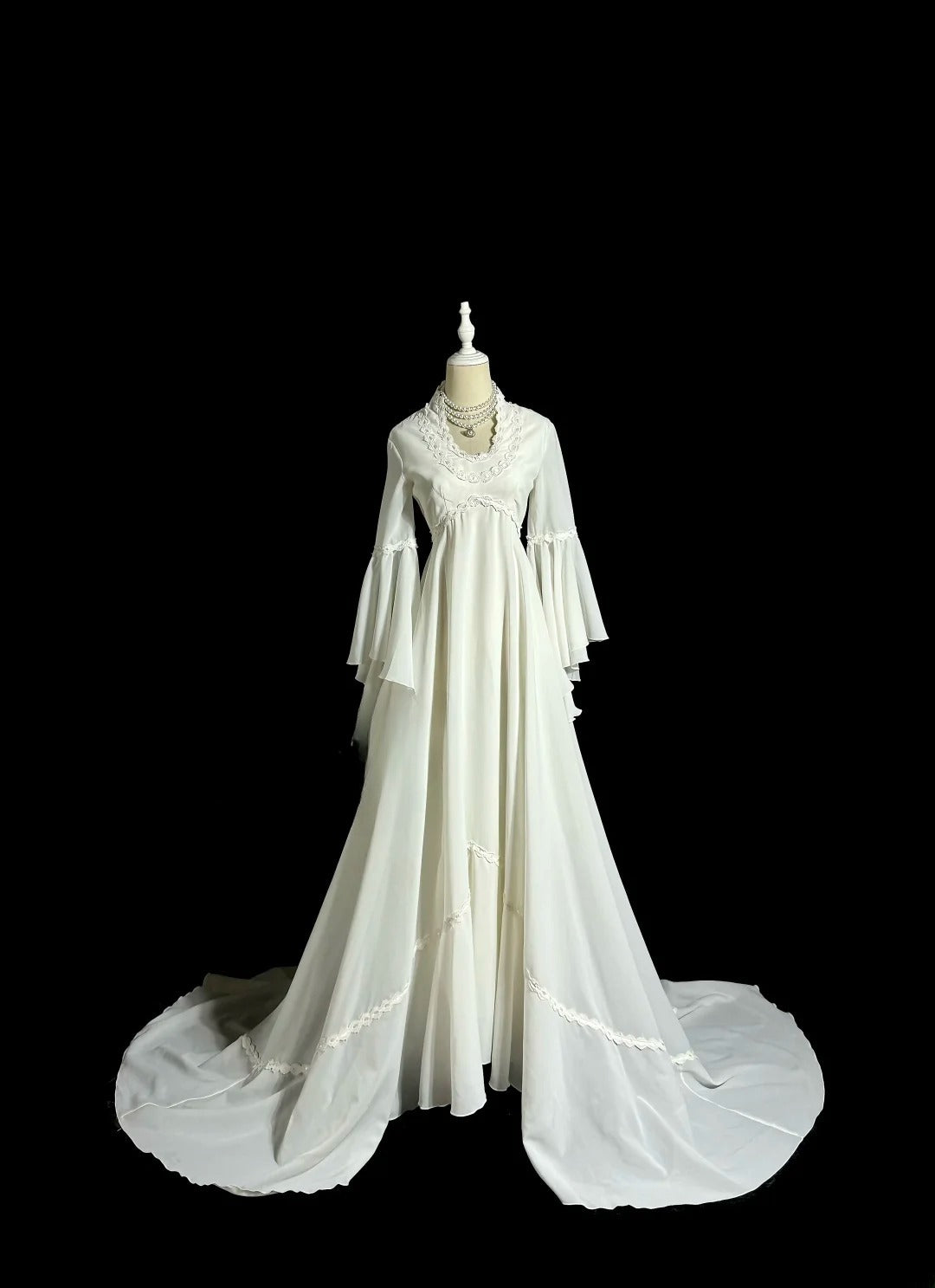 Robe de mariée élégante, coupe trapèze, col ras du cou, manches longues, D3181