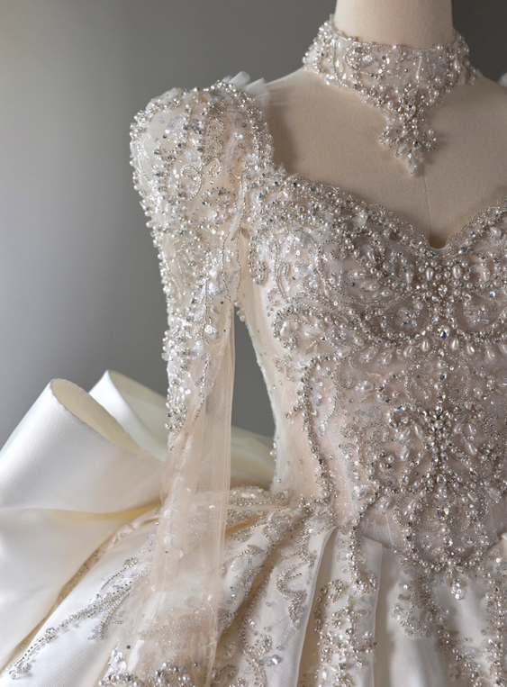 Superbe robe de mariée plissée à manches longues et décolleté en cœur D3184