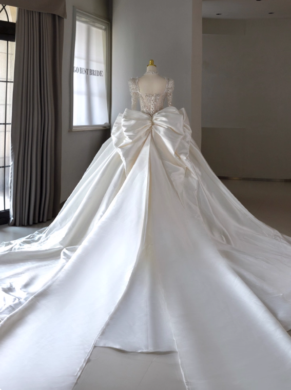 Superbe robe de mariée plissée à manches longues et décolleté en cœur D3184