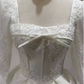 Charmante robe de mariée plissée à col carré D3187