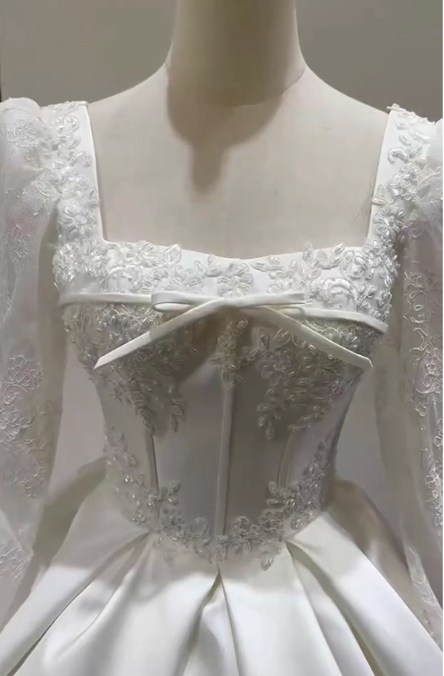Charmante robe de mariée plissée à col carré D3187