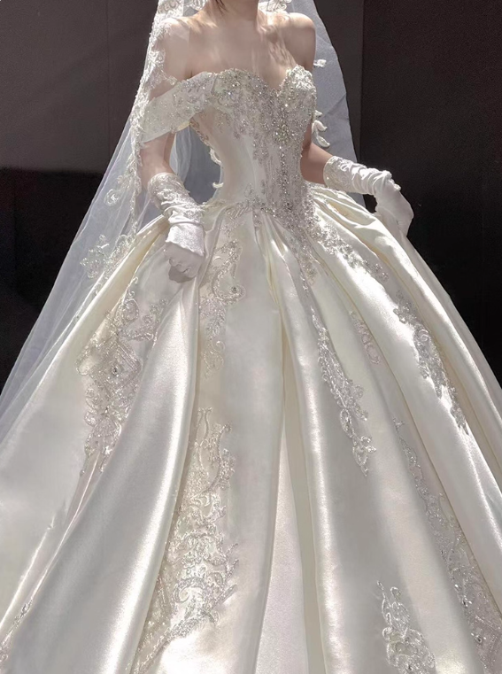 Robe de mariée romantique à épaules dénudées et plissée D3191