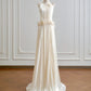 Charmante robe de mariée trapèze à col ras du cou et plissée D3387