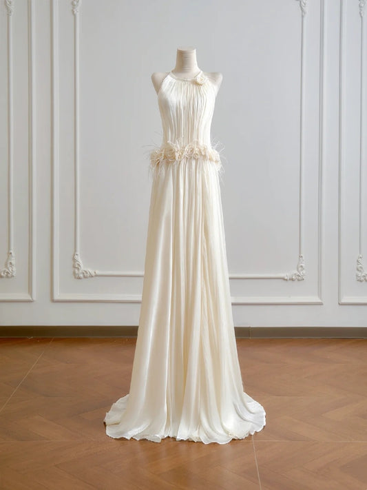 Charmante robe de mariée trapèze à col ras du cou et plissée D3387