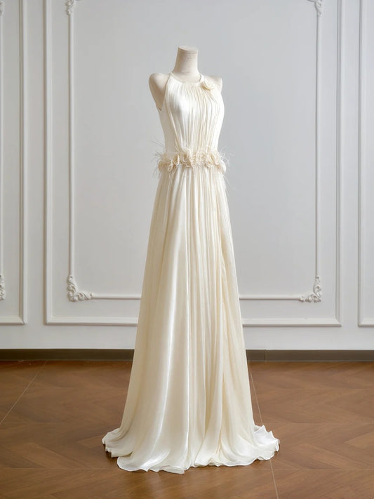 Charmante robe de mariée trapèze à col ras du cou et plissée D3387