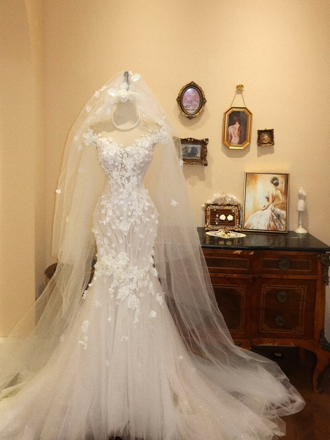Jolie robe de mariée en tulle plissé à fleurs et col en V D3404