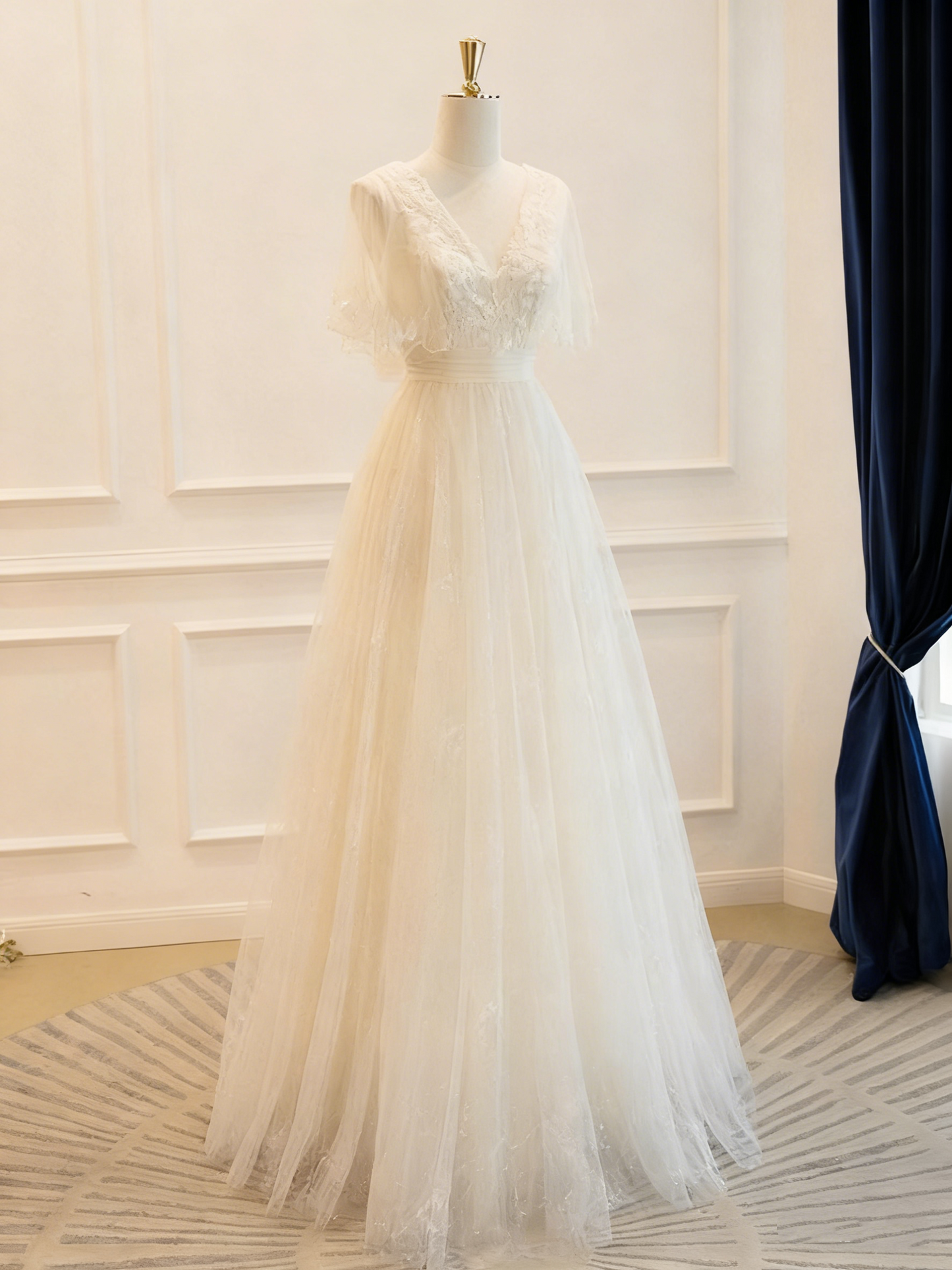 Retro Wedding Dress V-neck Tulle Pleated Wedding Dress   D3823