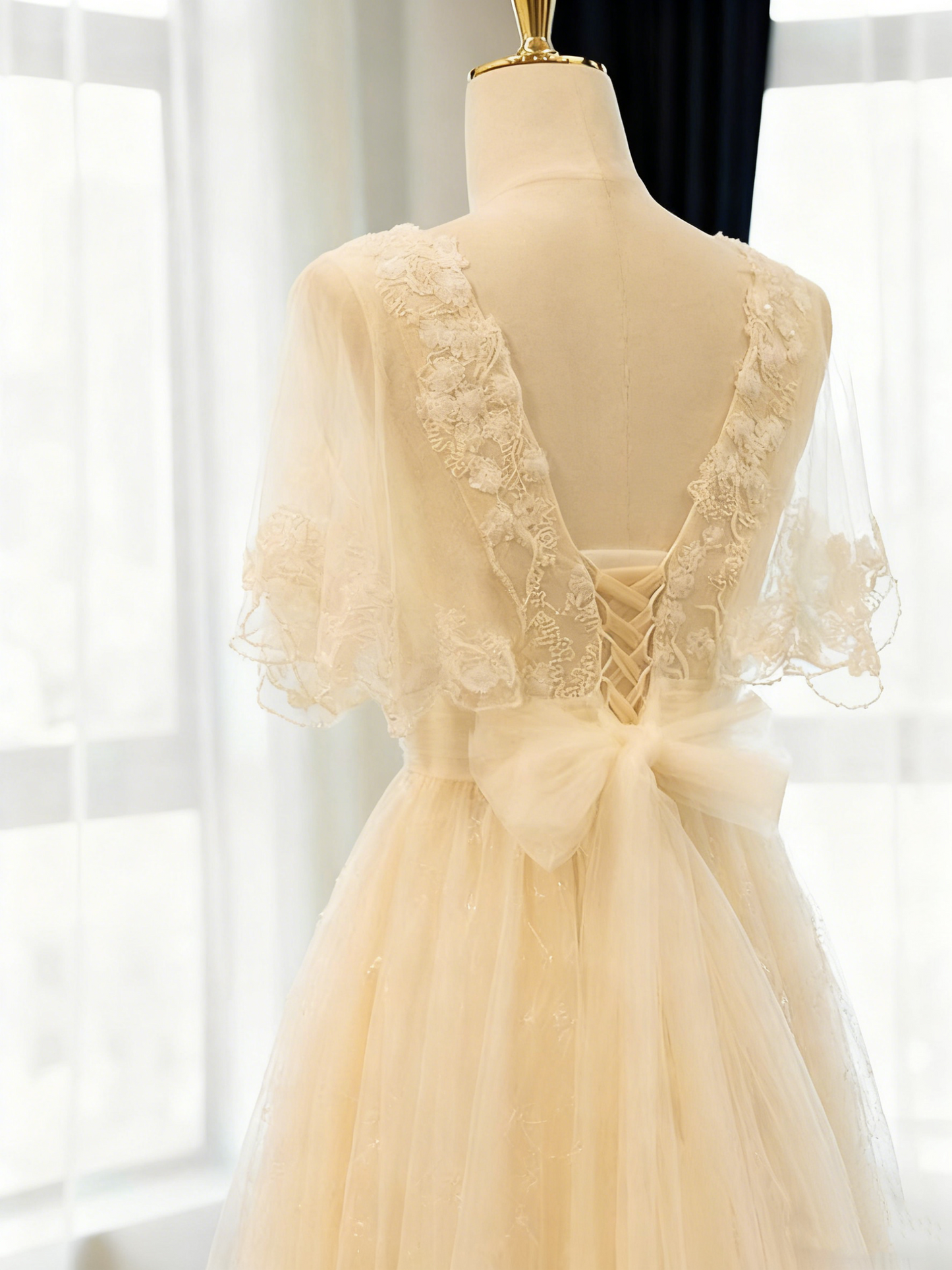 Retro Wedding Dress V-neck Tulle Pleated Wedding Dress   D3823