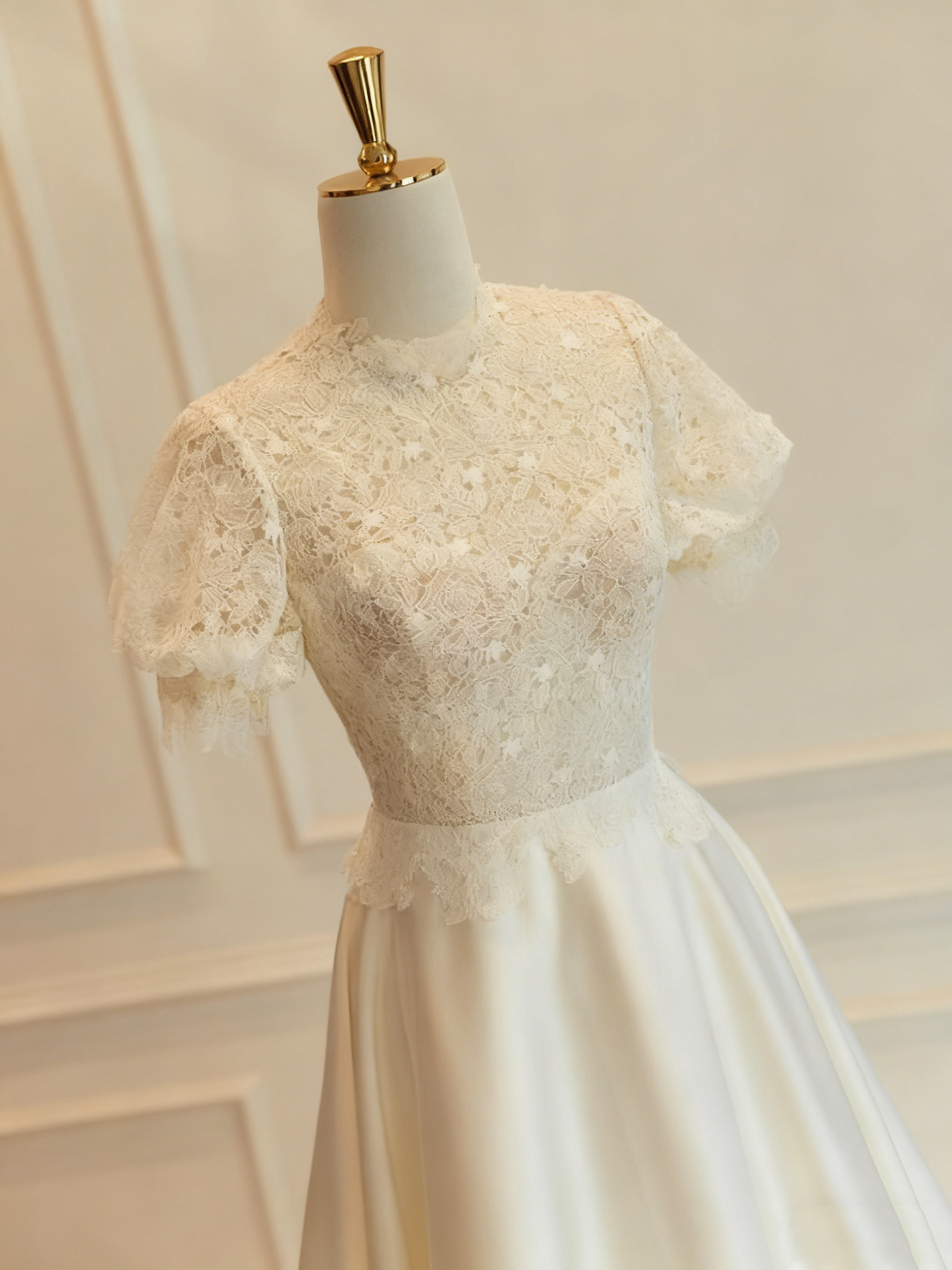 Vintage Wedding Dress Short Sleeves Backless Pleated Wedding Dress     D3825