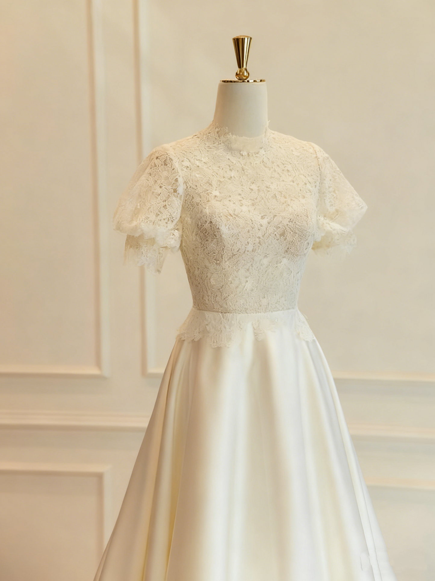 Vintage Wedding Dress Short Sleeves Backless Pleated Wedding Dress     D3825