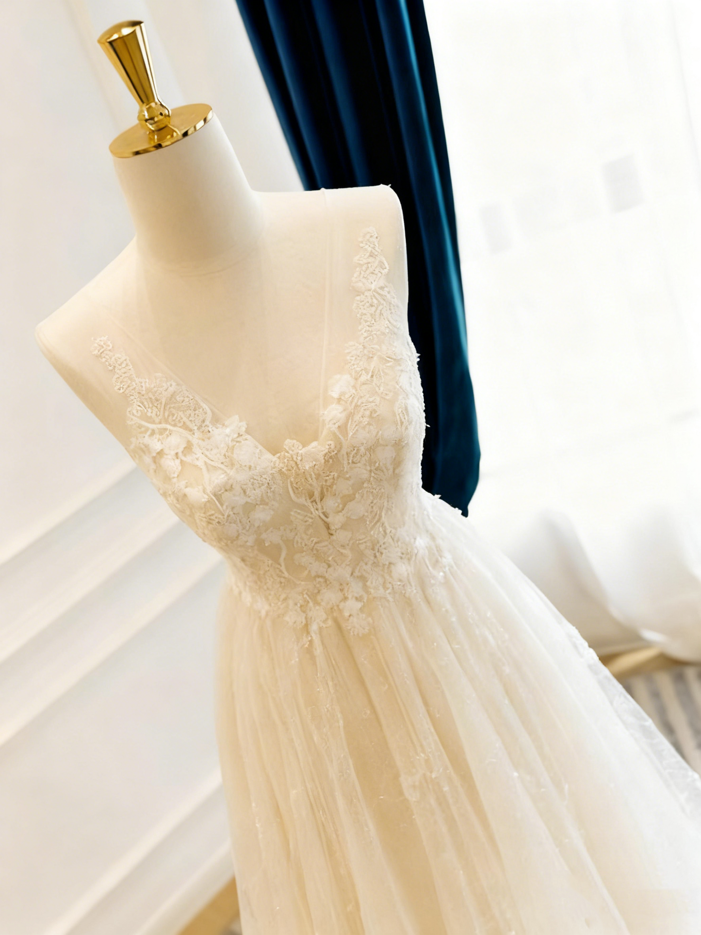 Elegant Wedding Dress V-neck Pleated Tulle Wedding Dress      D3826