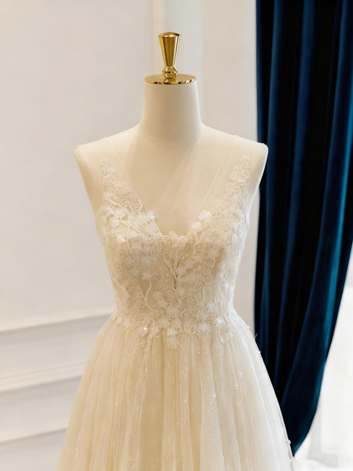 Elegant Wedding Dress V-neck Pleated Tulle Wedding Dress      D3826