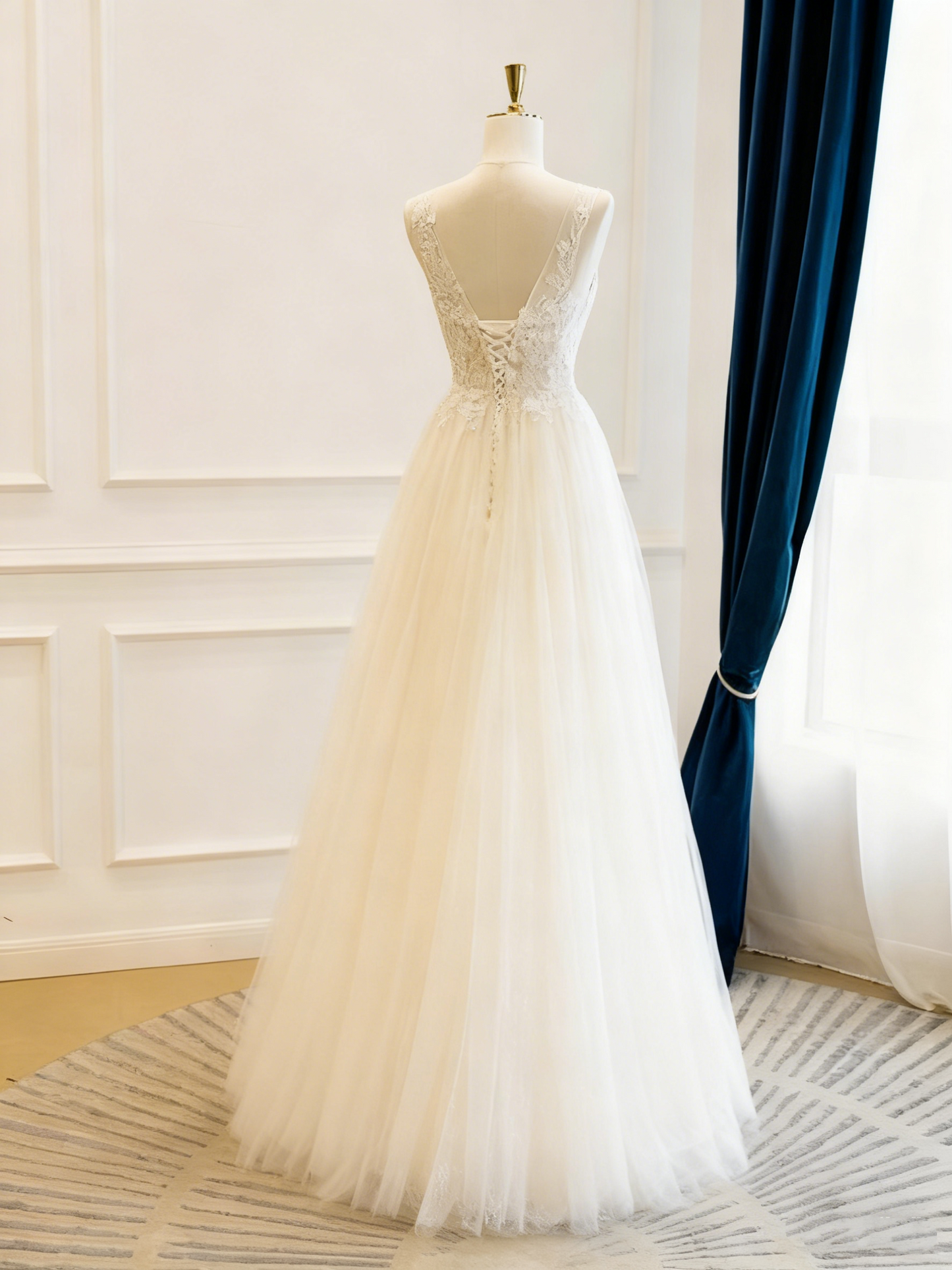 Elegant Wedding Dress V-neck Pleated Tulle Wedding Dress      D3826