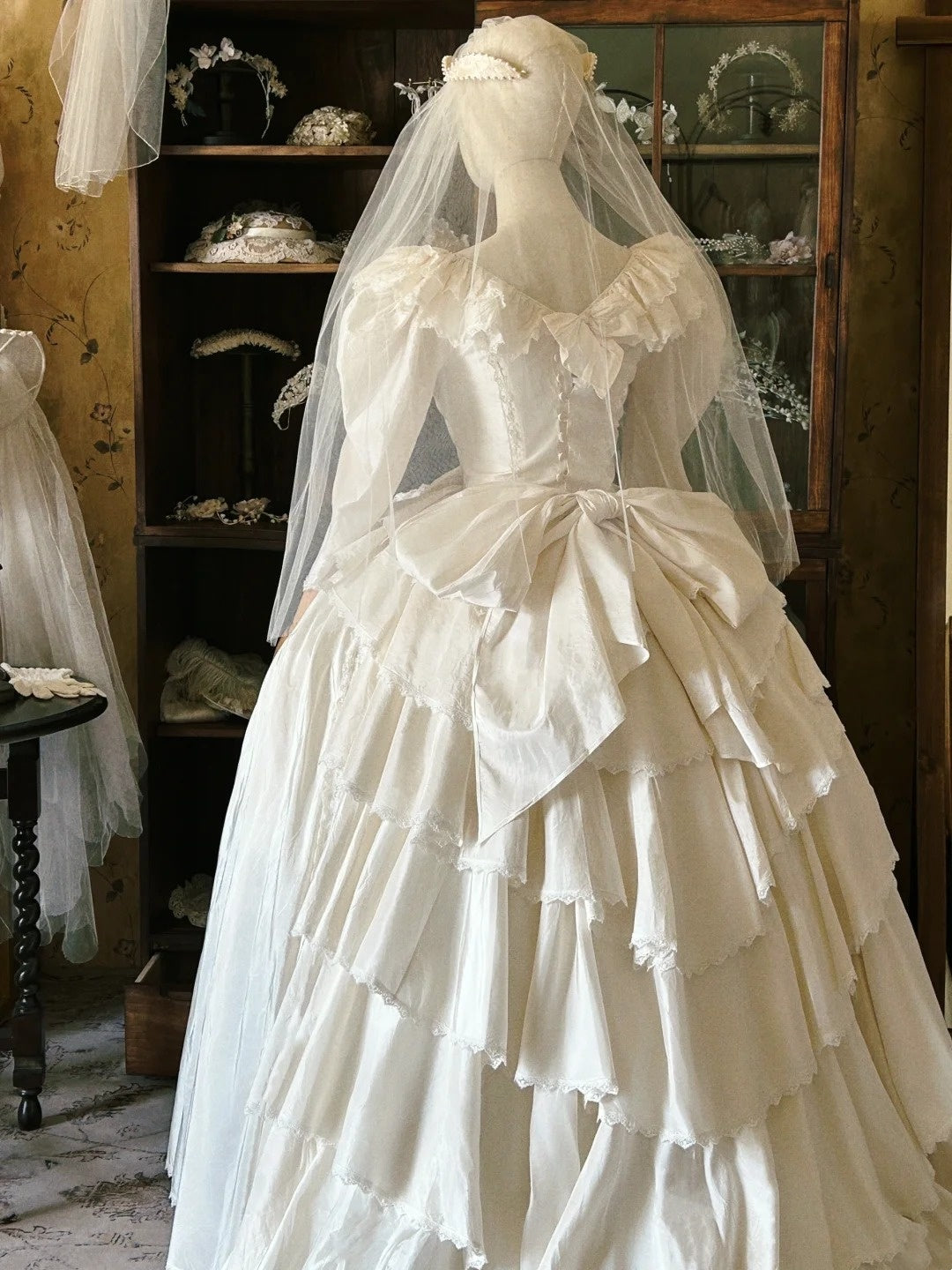 Retro Wedding Dress Crew Neck Pleated Wedding Dress   D4005