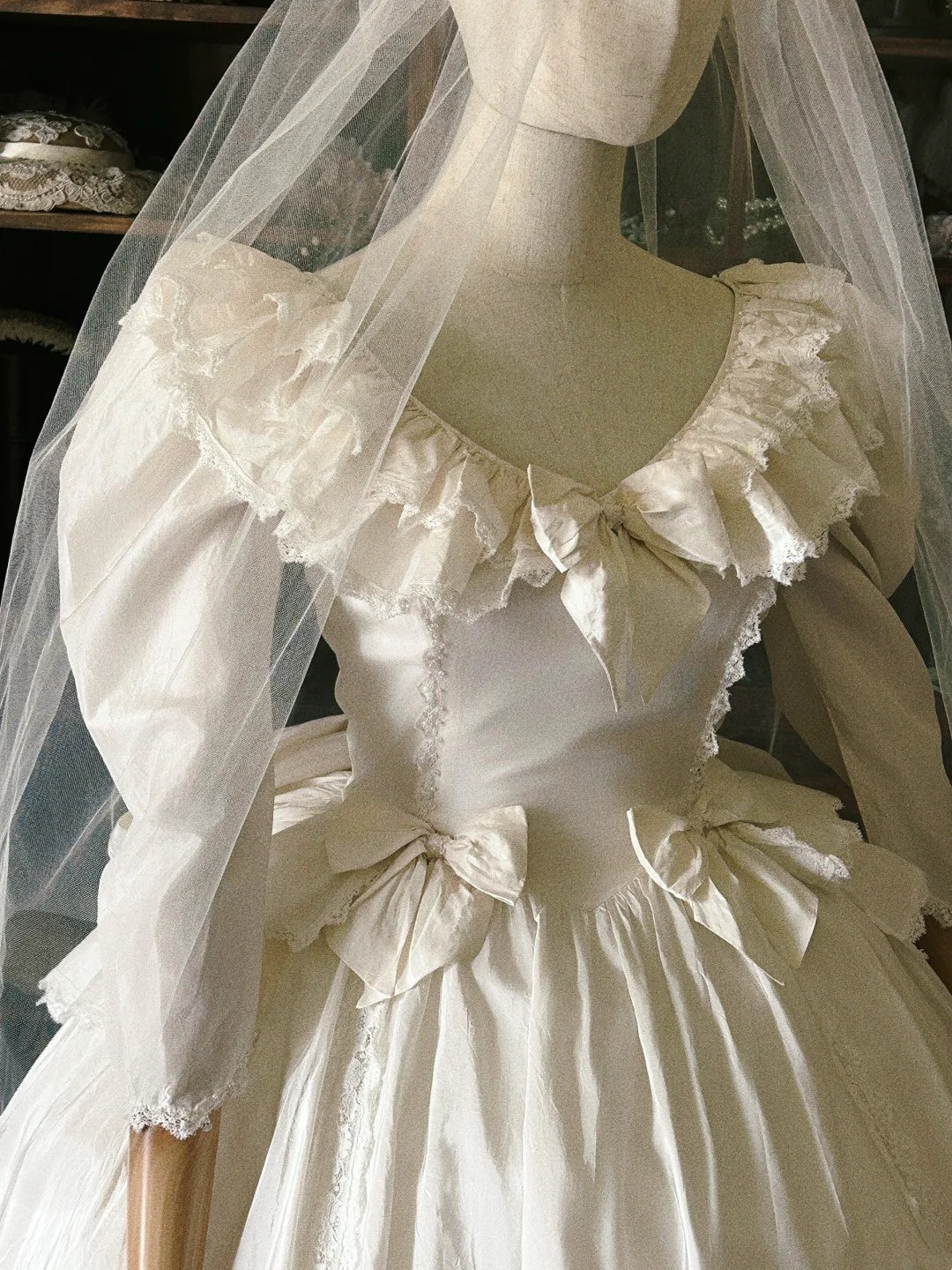 Retro Wedding Dress Crew Neck Pleated Wedding Dress   D4005