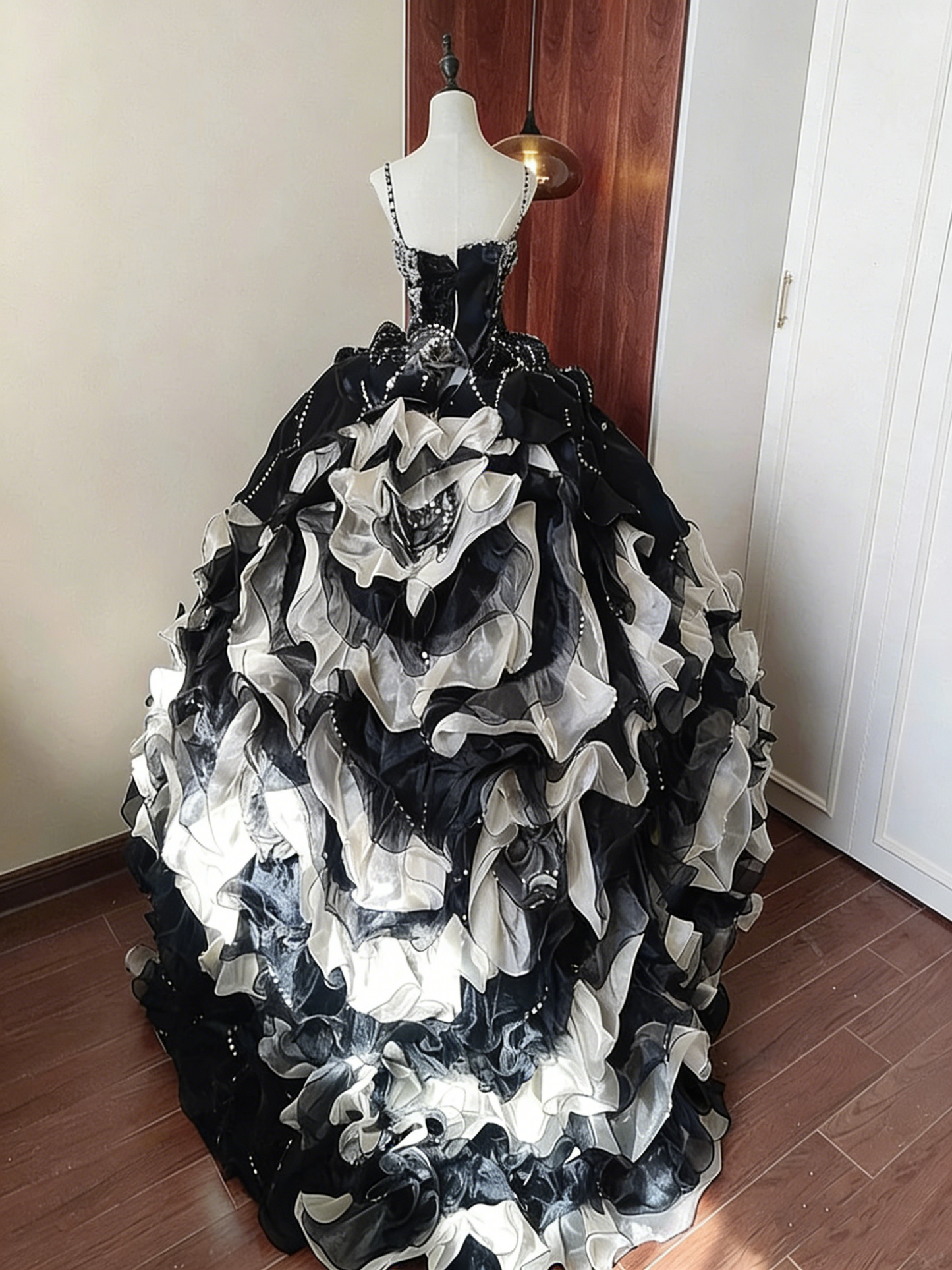 Gorgeous Prom Dress Spaghetti Straps Ruffle Tiered Ball Gown Evening Dress Sweet 16 Dress Birthday Party Outfits   D4082