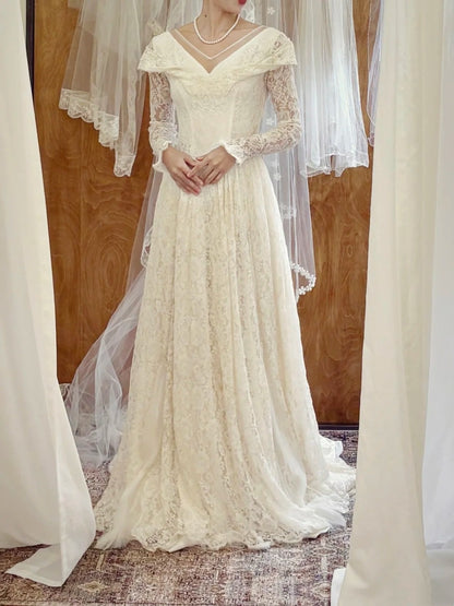 Retro Wedding Dress V-neck Lace Long Sleeves Pleated Wedding Dress   D4217