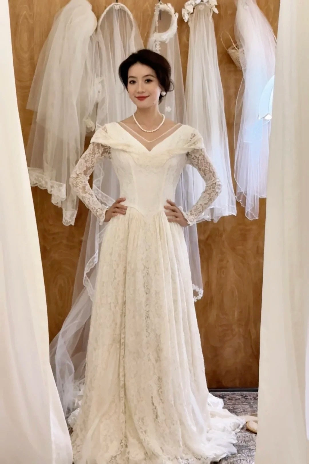 Retro Wedding Dress V-neck Lace Long Sleeves Pleated Wedding Dress   D4217