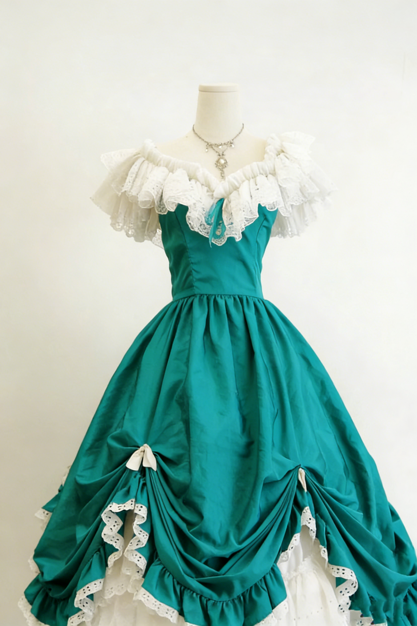 Retro Prom Dress V-neck Pleated Lace Ball Gown Evening Dress Birthday Party Dress Quinceanera Dress       D4272