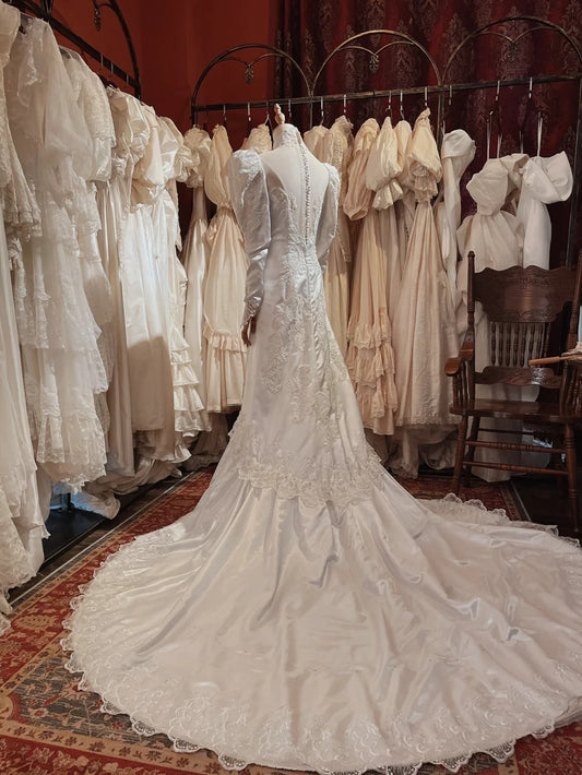 Retro Wedding Dress High Collar Long Sleeves Wedding Dresses   D4365