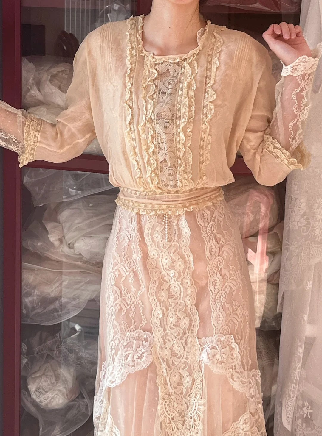 Vintage Wedding Dress Crew Neck Long Sleeves Lcae Pleated Wedding Dress  D4443