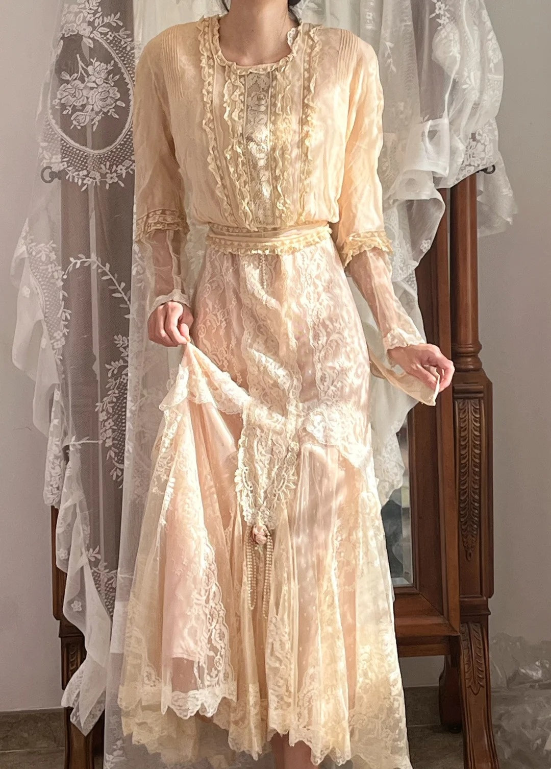 Vintage Wedding Dress Crew Neck Long Sleeves Lcae Pleated Wedding Dress  D4443