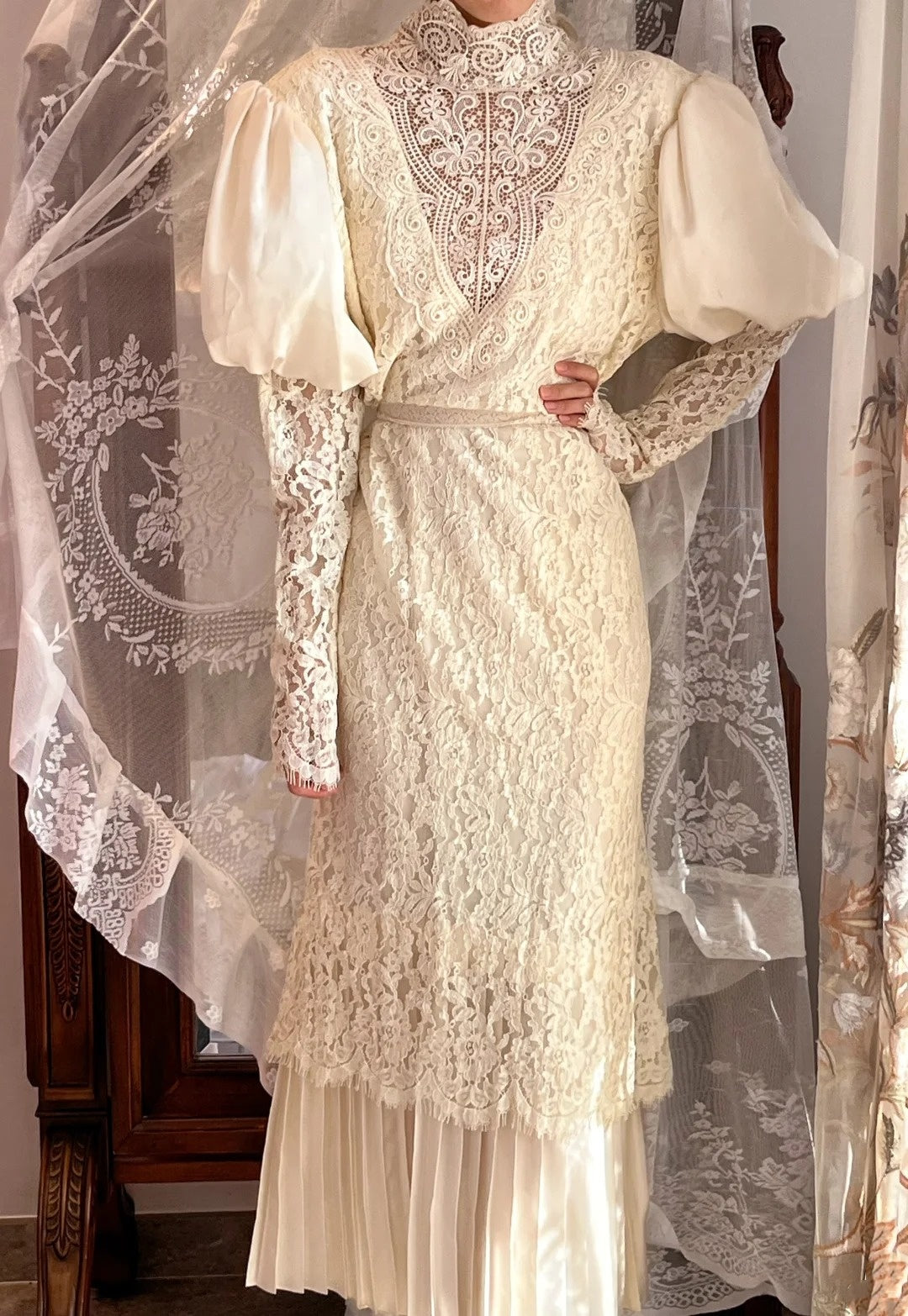 Retro Wedding Dress High Collar Long Sleeves Pleated Wedding Dress  D4445