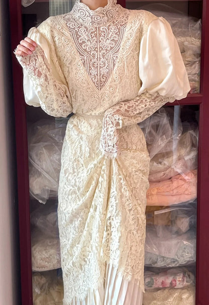 Retro Wedding Dress High Collar Long Sleeves Pleated Wedding Dress  D4445