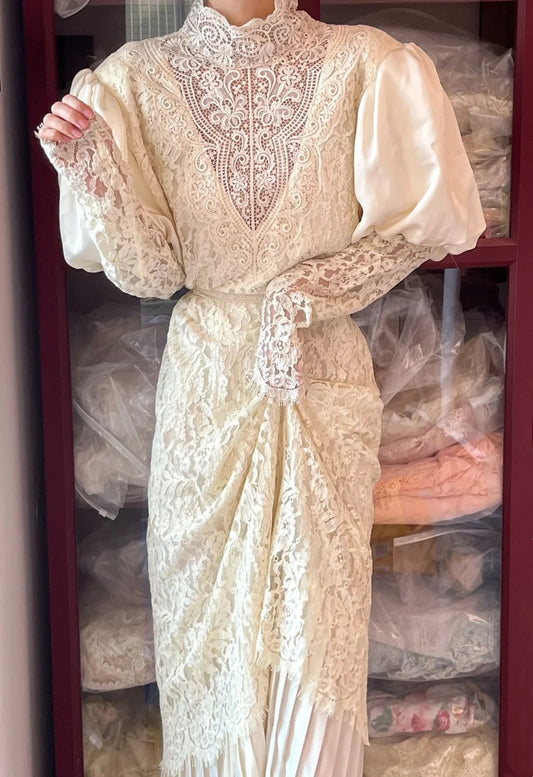 Retro Wedding Dress High Collar Long Sleeves Pleated Wedding Dress  D4445