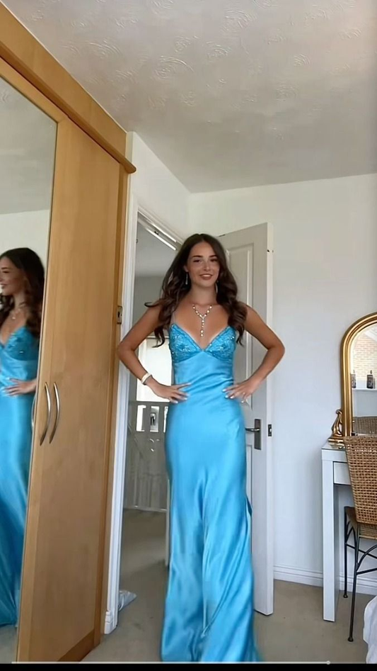 Robe fourreau longue bleue élégante à col en V et bretelles spaghetti MD7821